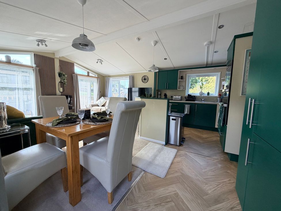 A kitchen with a dining area at Boutique Lodge in Cheriton Bishop