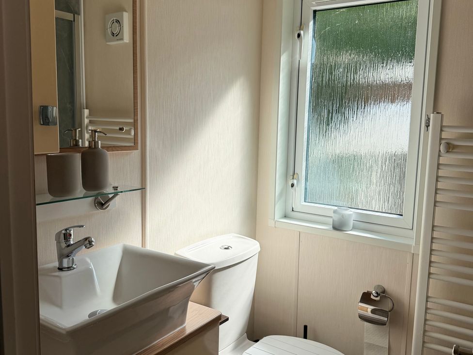 A bathroom with a sink and a toilet at Boutique Lodge in Cheriton Bishop