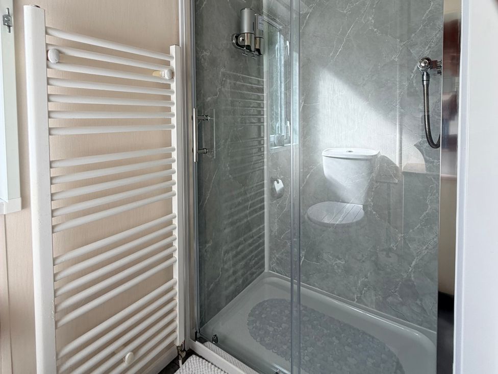 A bathroom featuring a shower and toilet at Boutique Lodge in Cheriton Bishop