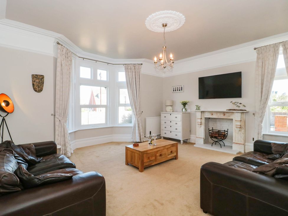 A living room with sofas and a coffee table at Ashbourne House