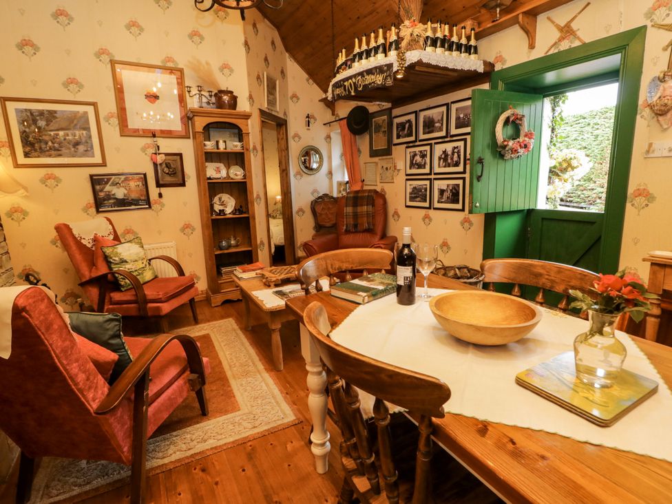 A dining room with a table and chairs at Teresa's Cottage