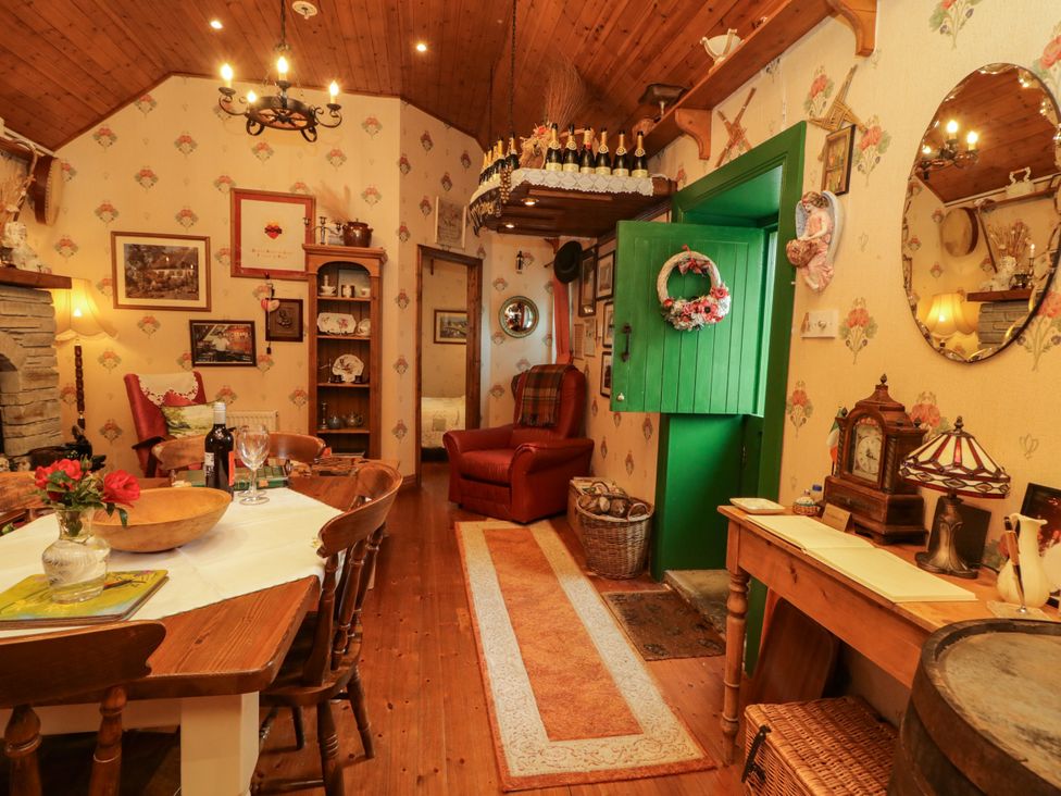 A dining room with a table and chairs at Teresa's Cottage