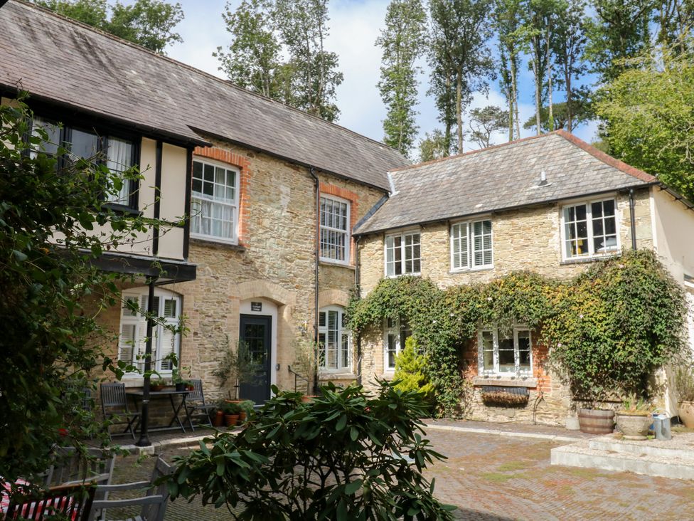 A courtyard with two houses at 12 Courtyard Cottage at Sheplegh Court in Totnes
