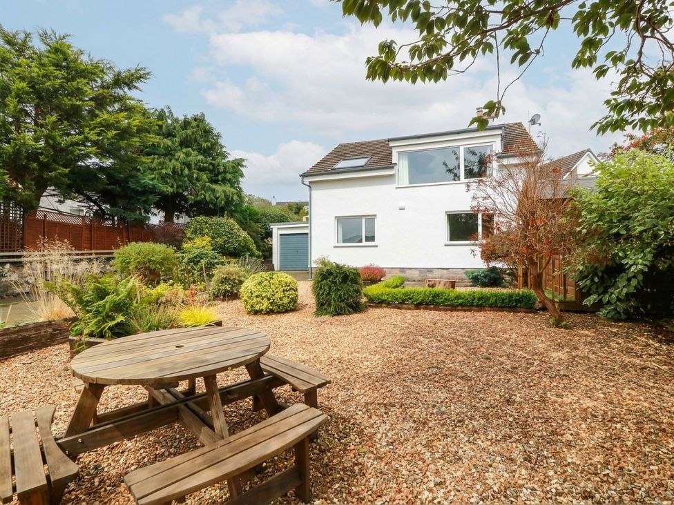 A garden with a table and chairs at Camusfearna in Dalbeattie