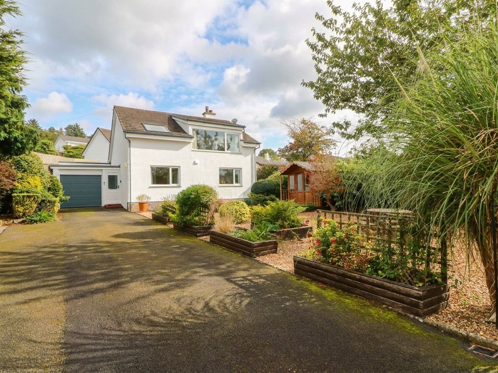 A house with a garden and driveway at Camusfearna in Dalbeattie