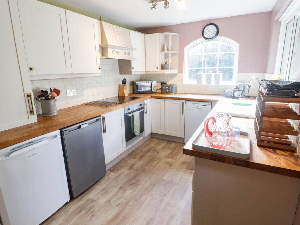 A kitchen with cabinets and appliances at Ty'r Wennol in Fishguard