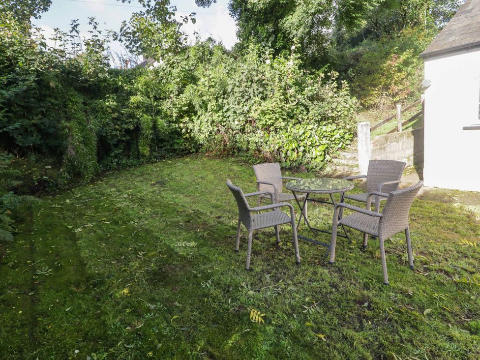A garden with a table and chairs at Ty'r Wennol in Fishguard