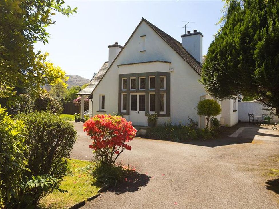 A house with a garden and driveway at White Gables Ambleside