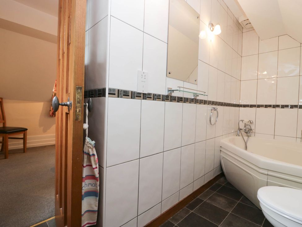 A bathroom with a bathtub and toilet at White Gables in Grasmere