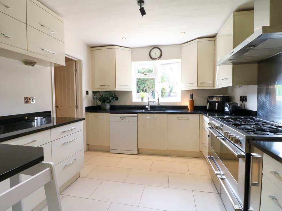 A kitchen with cabinets and appliances at 7 Forge Close