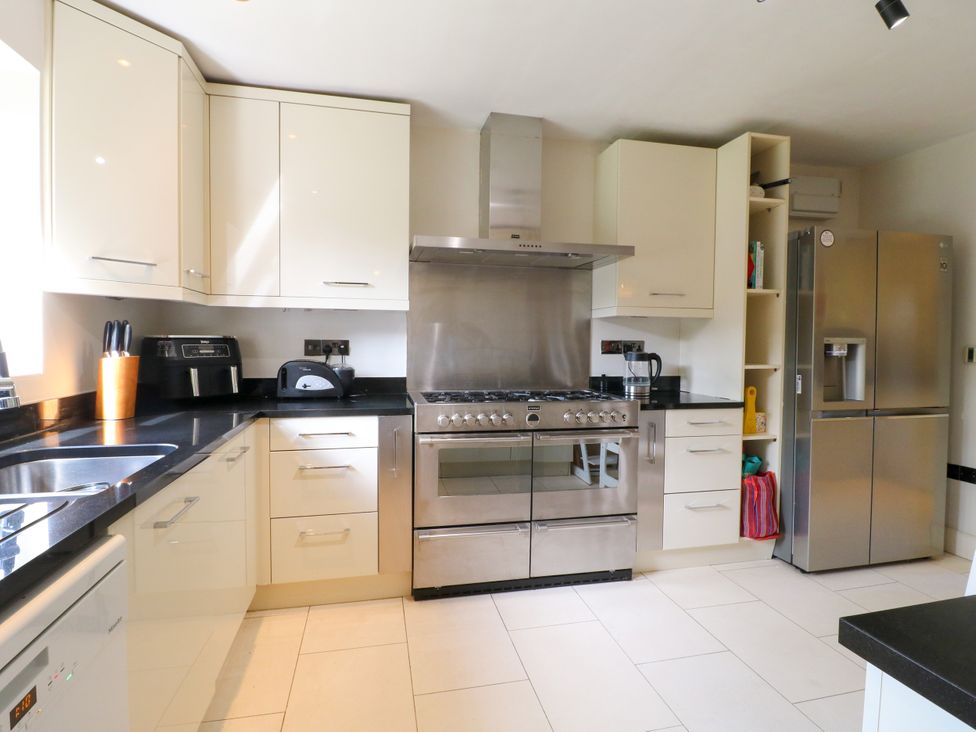 A kitchen with cabinets and appliances at 7 Forge Close