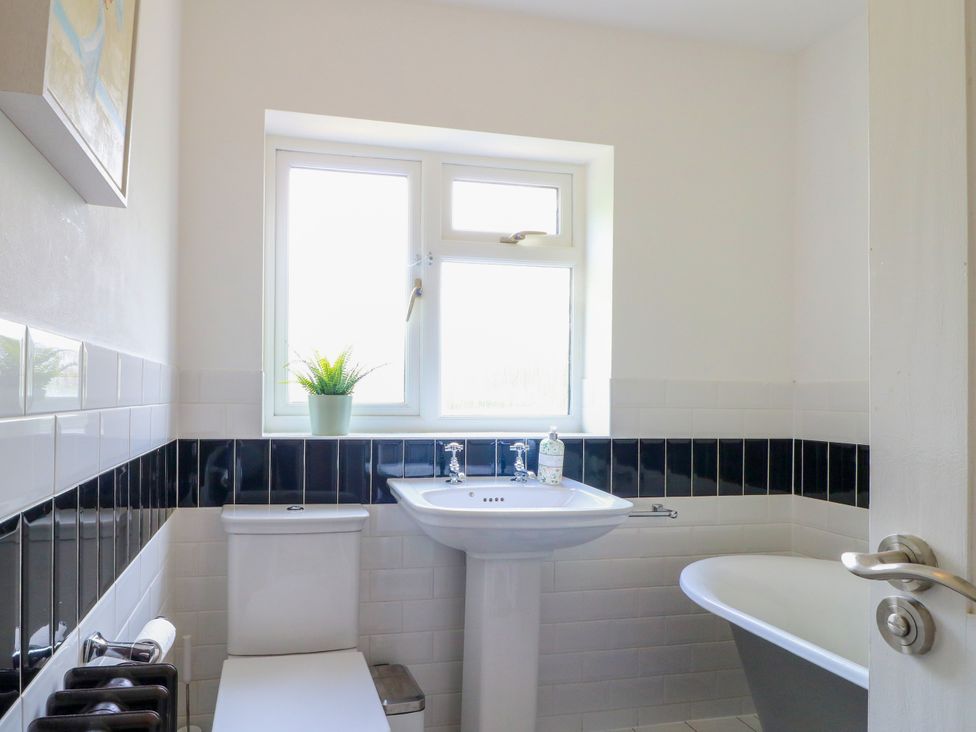 A bathroom with a sink, toilet, and bathtub at 7 Forge Close
