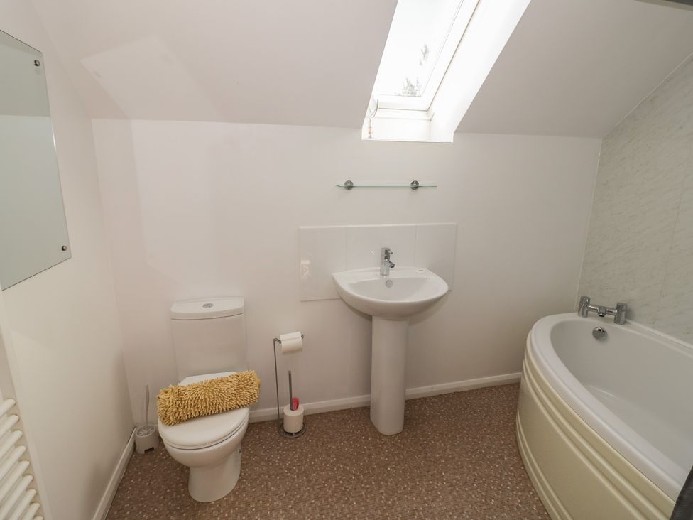 A bathroom with a toilet, wash basin, and bath at Chestnut Lodge in Worcester