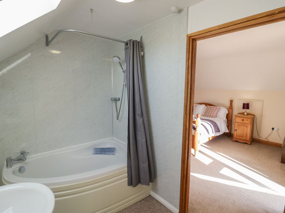 A bathroom with a bathtub and shower in Chestnut Lodge Worcester