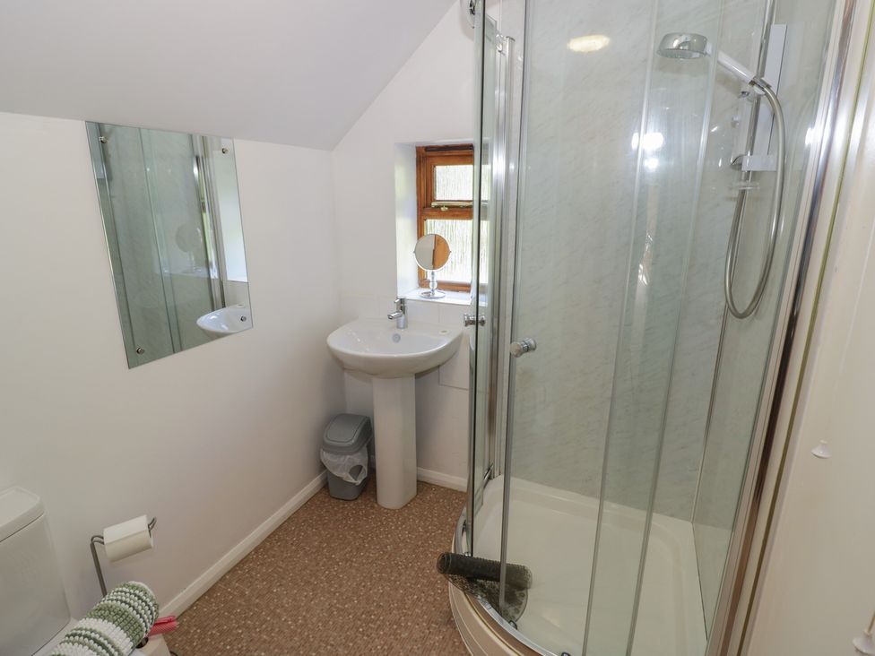 A bathroom with a shower, toilet, and sink at Chestnut Lodge Worcester