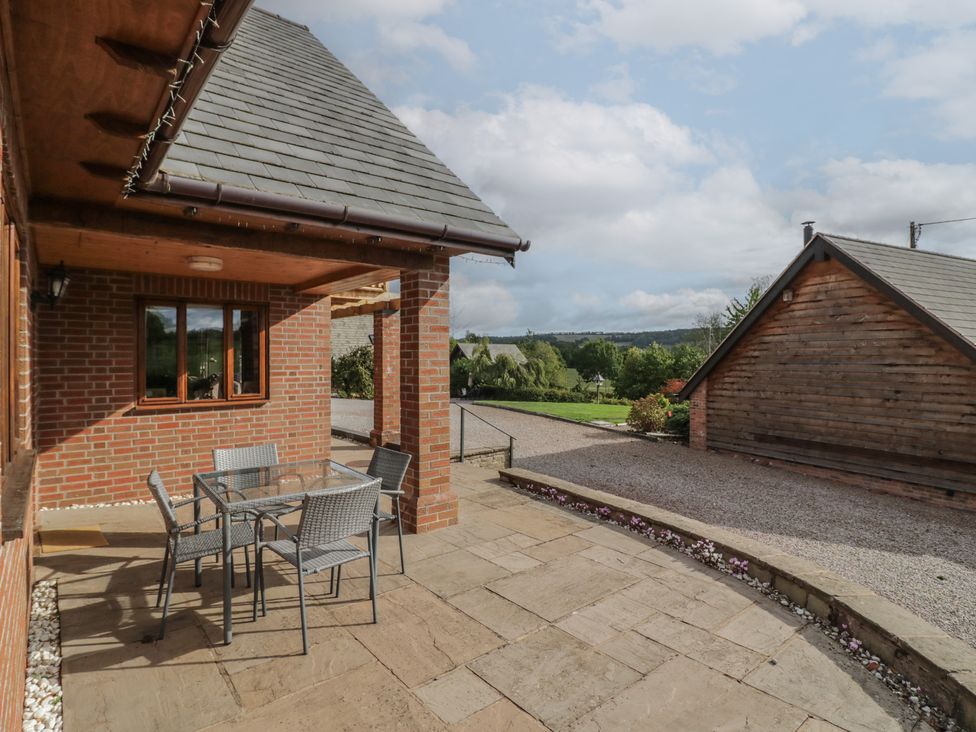 An outdoor area with a table and chairs at Chestnut Lodge in Worcester
