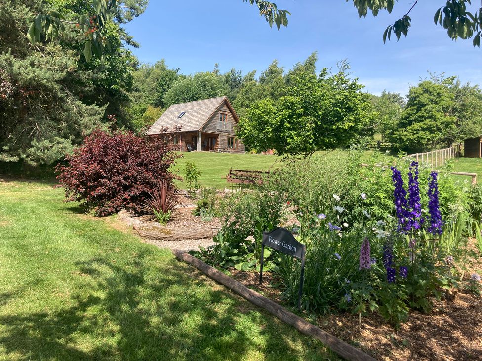 A garden with a house in the background at Kingfisher, Worcester