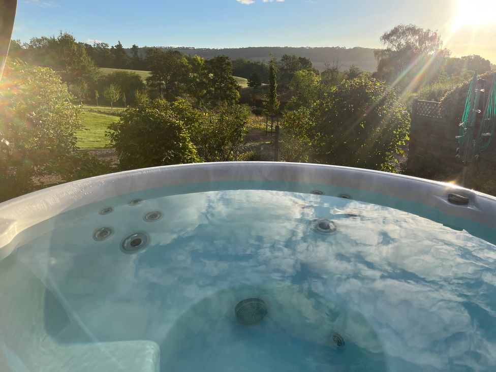 A hot tub overlooking the garden at Kingfisher in Worcester