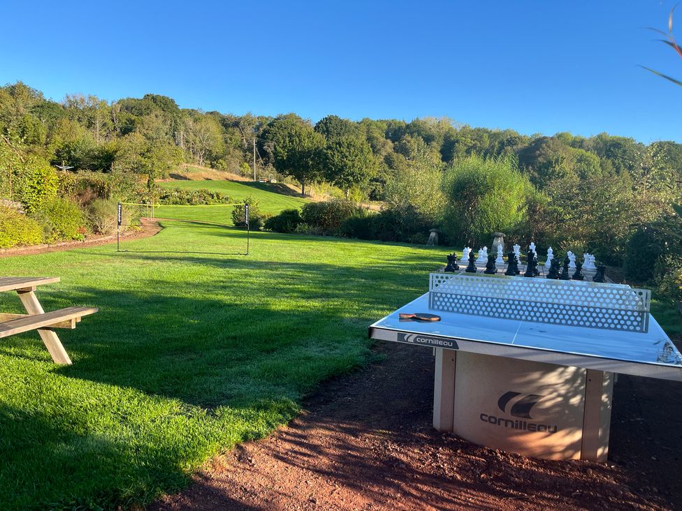 A garden with a chess table and volleyball net at Kingfisher in Worcester