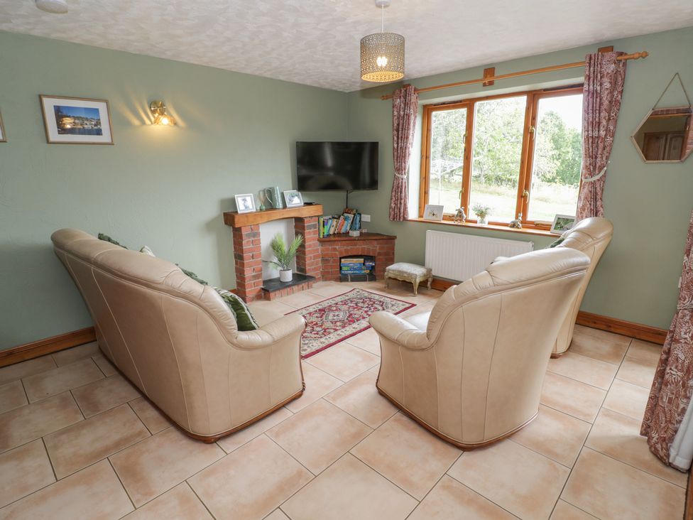 A living room with sofas and a television at Kingfisher in Worcester