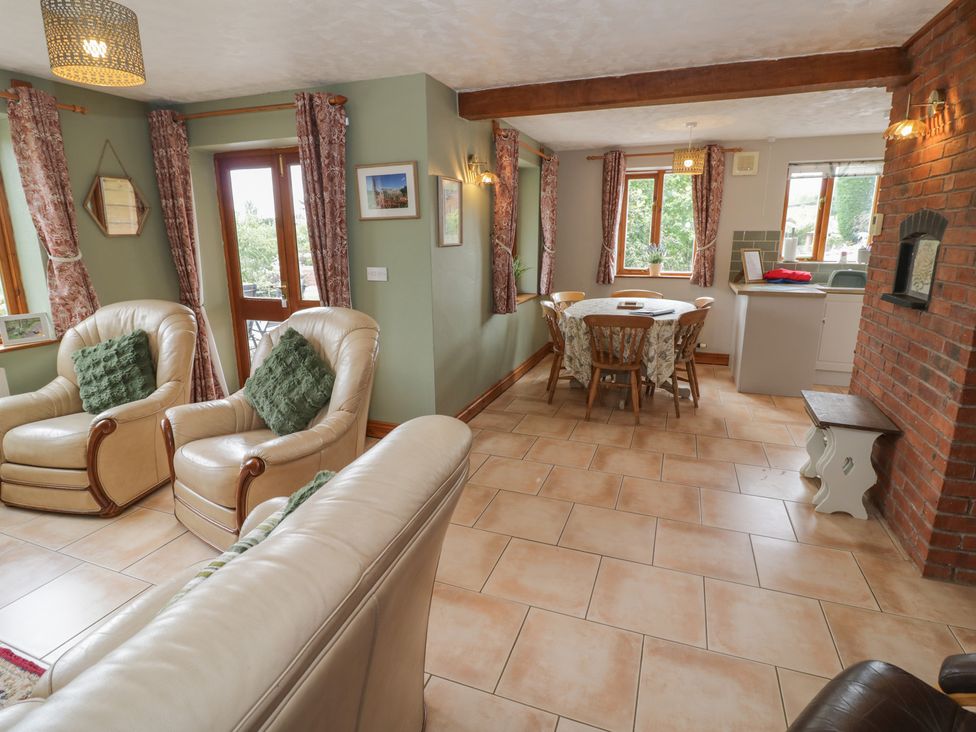 A living room with seating and a dining area at Kingfisher in Worcester