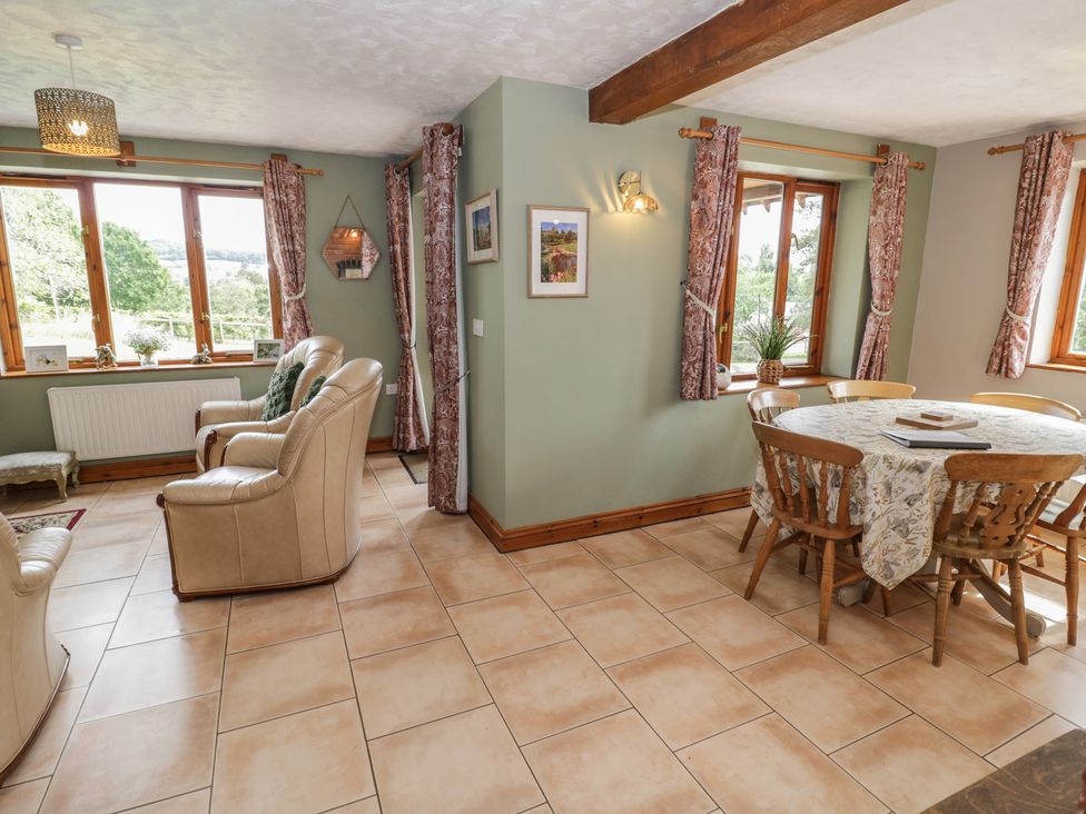 A dining room with a table and chairs at Kingfisher in Worcester