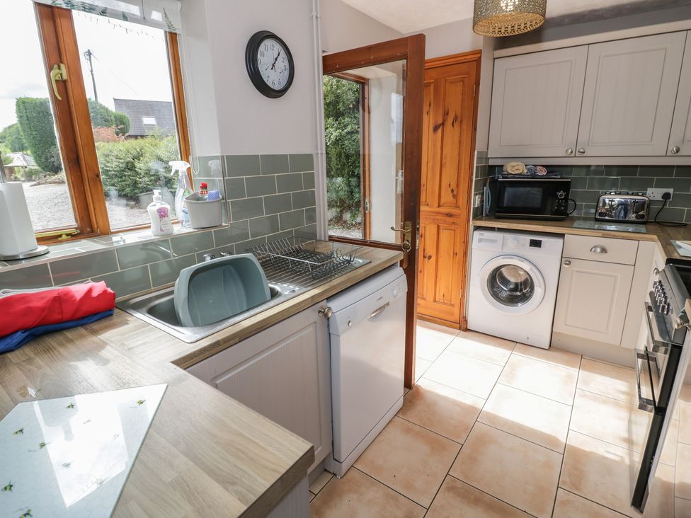 A kitchen with appliances and sink at Kingfisher in Worcester