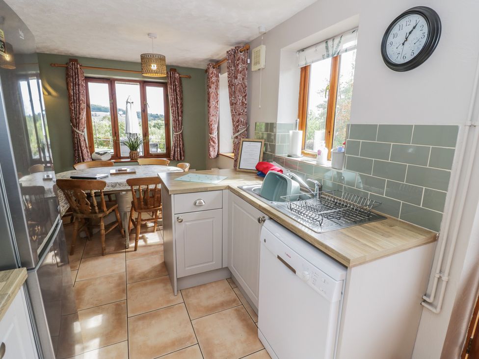 A kitchen with a dining table and chairs at Kingfisher in Worcester