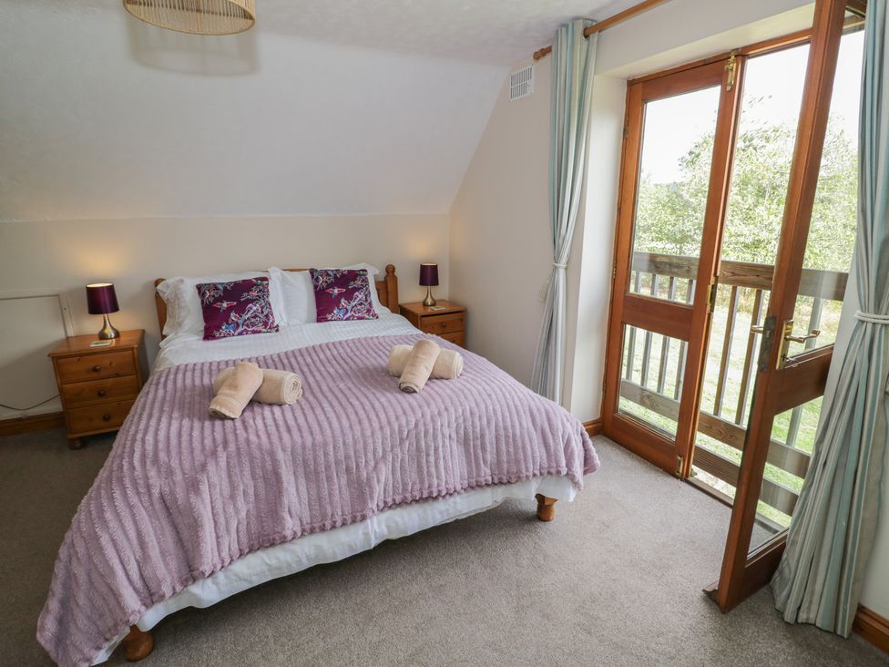 A bedroom with a bed and bedside tables at Kingfisher in Worcester