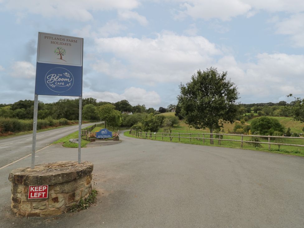A signpost at the entrance of Pitlands Farm Holidays in Worcester