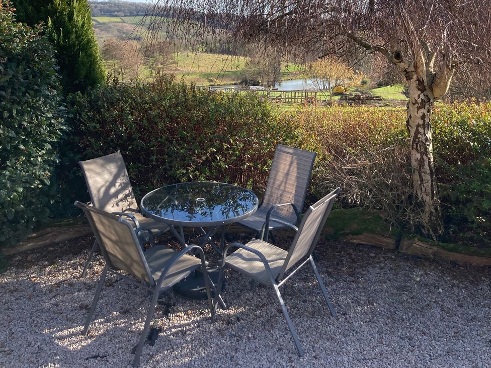 A garden with a table and chairs at Heron in Worcester