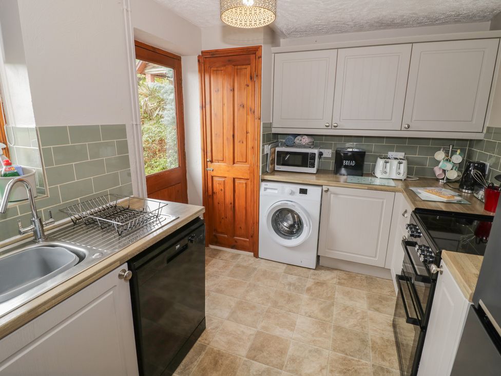 A kitchen with appliances and cabinets at Heron in Worcester