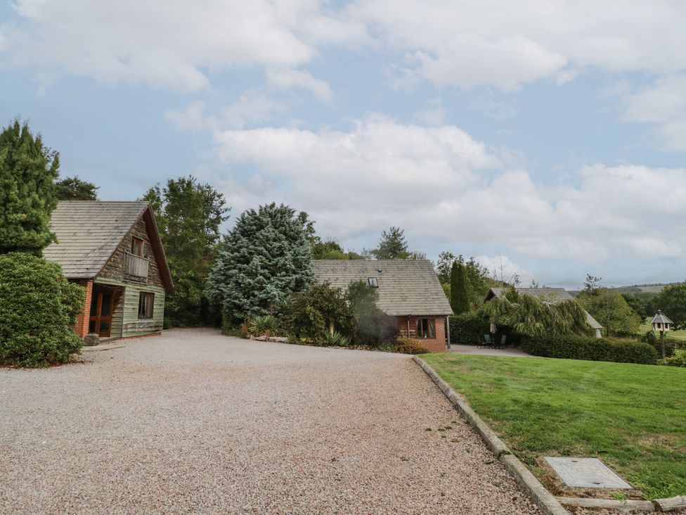 A view of houses and a garden at Heron in Worcester