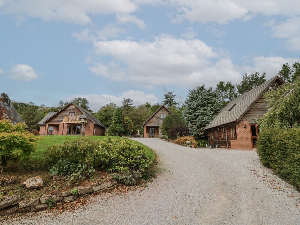 Three houses with a gravel driveway at Heron in Worcester