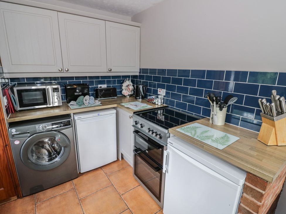 A kitchen with appliances and utensils at Woodpecker in Worcester