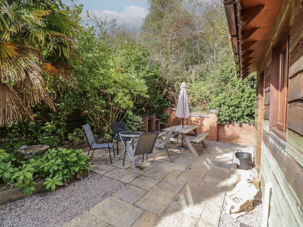 A garden with patio furniture and plants at Woodpecker in Worcester