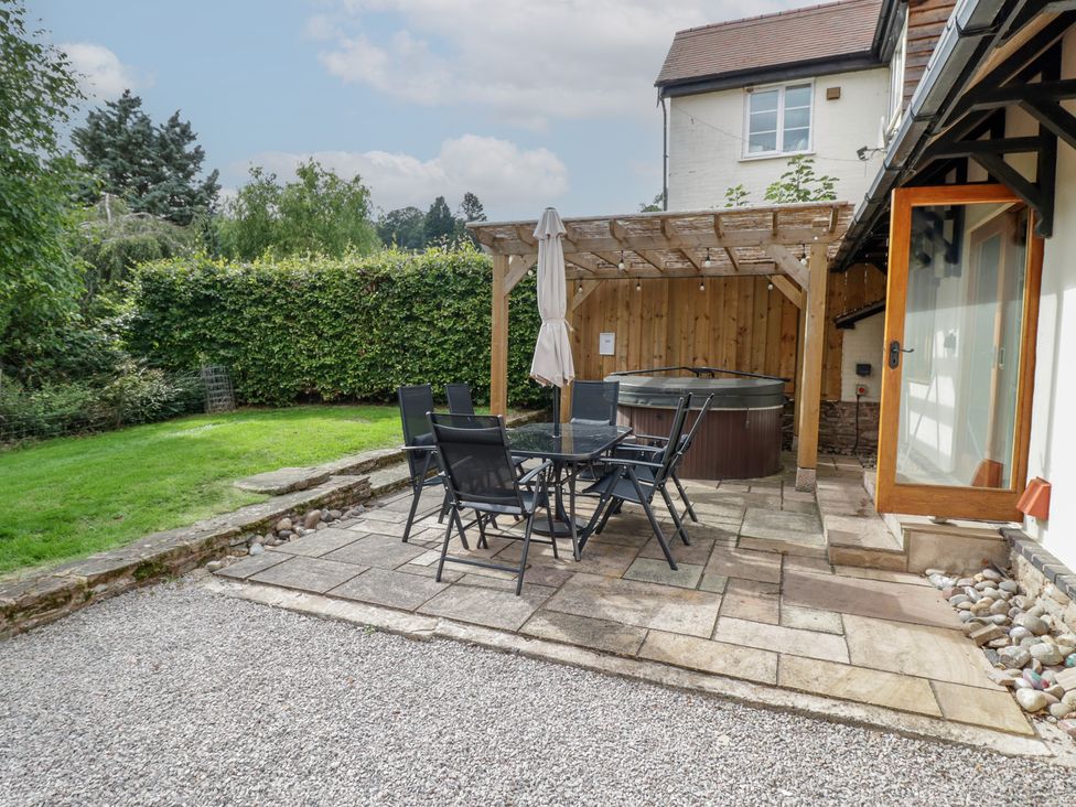 A garden with a hot tub and seating area at Chaff House in Worcester