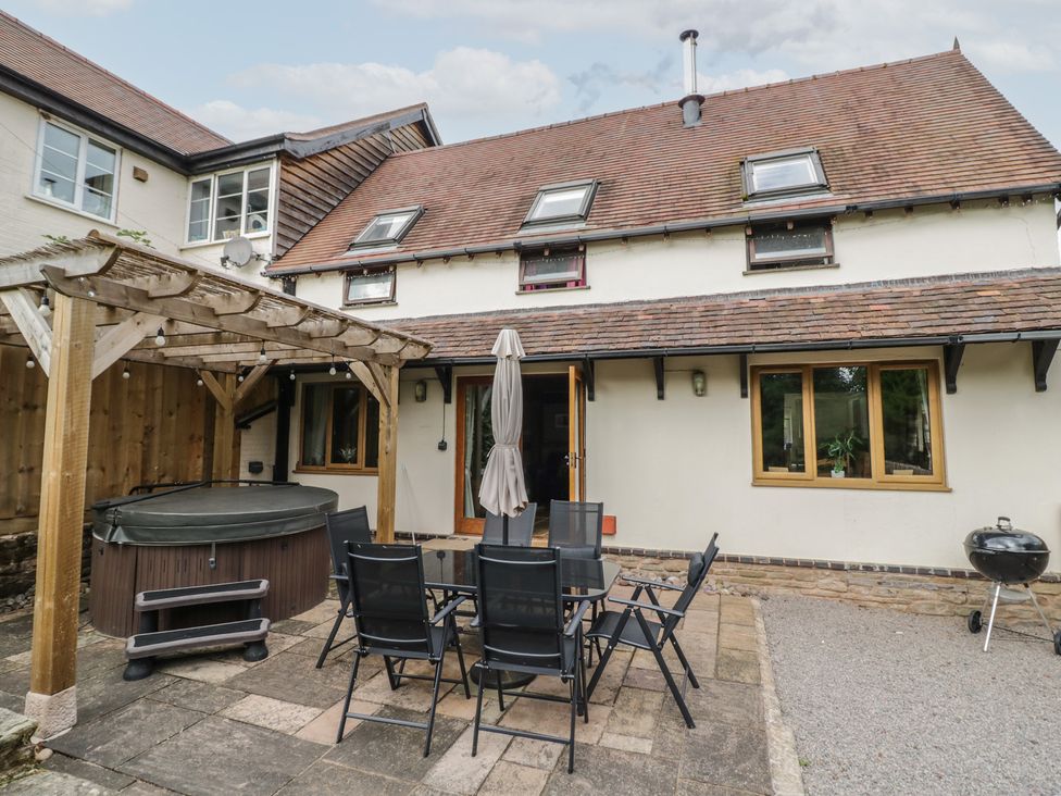 A garden with a hot tub and outdoor dining set at Chaff House in Worcester