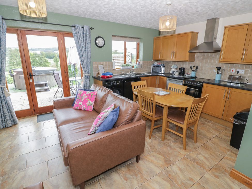 A kitchen with a dining area at Pippin Worcester
