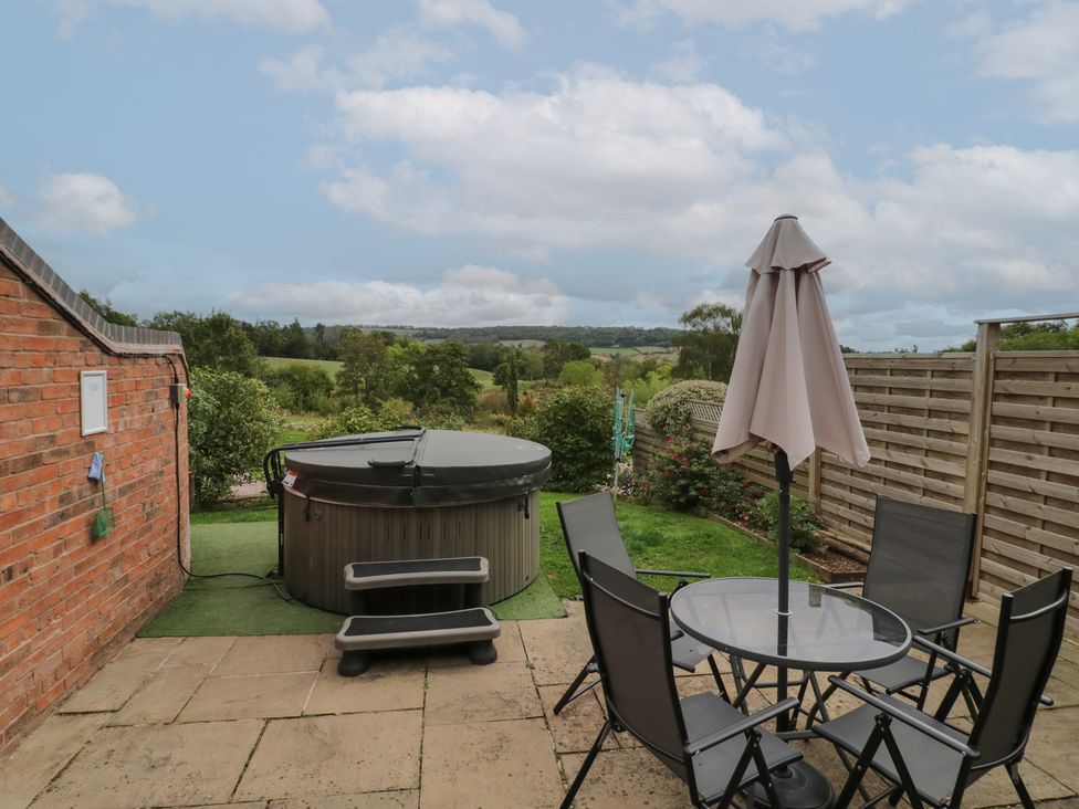 A garden with a hot tub and seating area at Pippin in Worcester