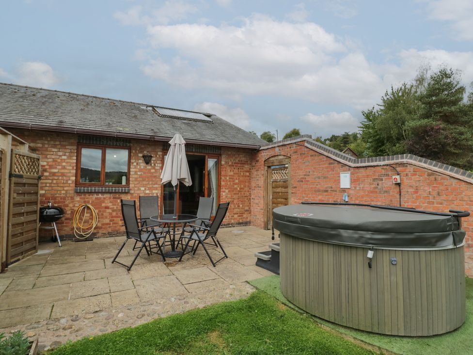 A garden with a hot tub and seating area at Pippin in Worcester