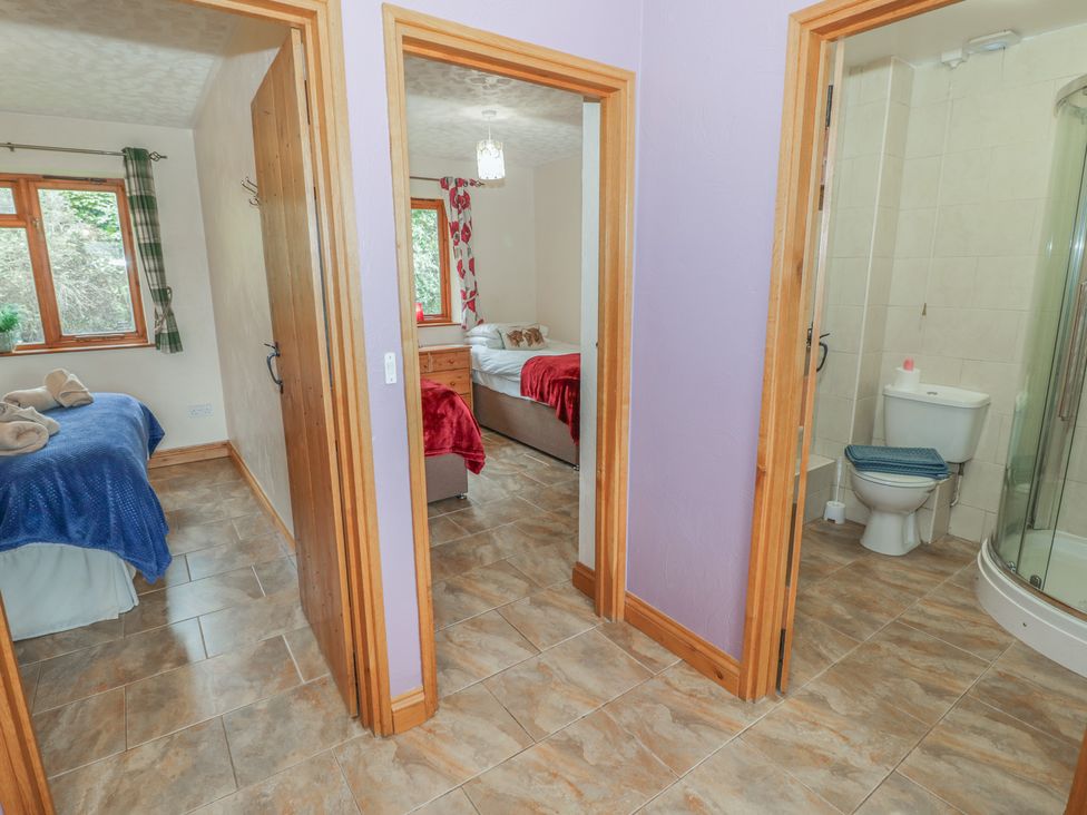 A bedroom with two beds and an adjoining bathroom at Russet in Worcester
