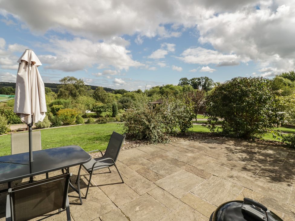 A garden with a table and chairs at Bramley Worcester