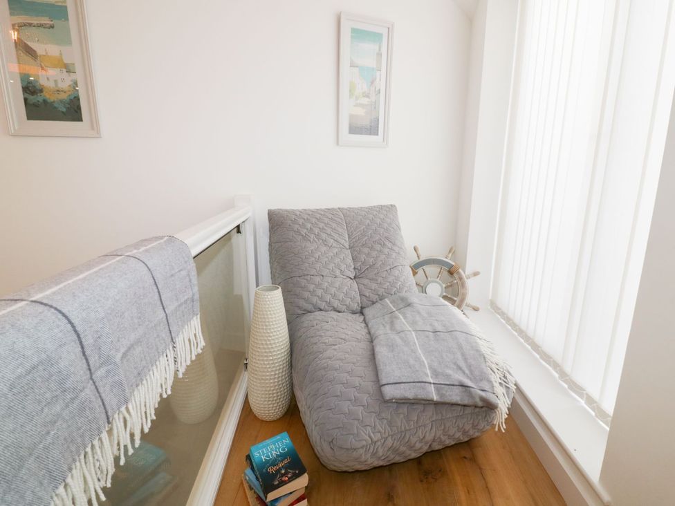 A snug with a chaise lounge and decorative elements at Fishermans Loft in Mevagissey