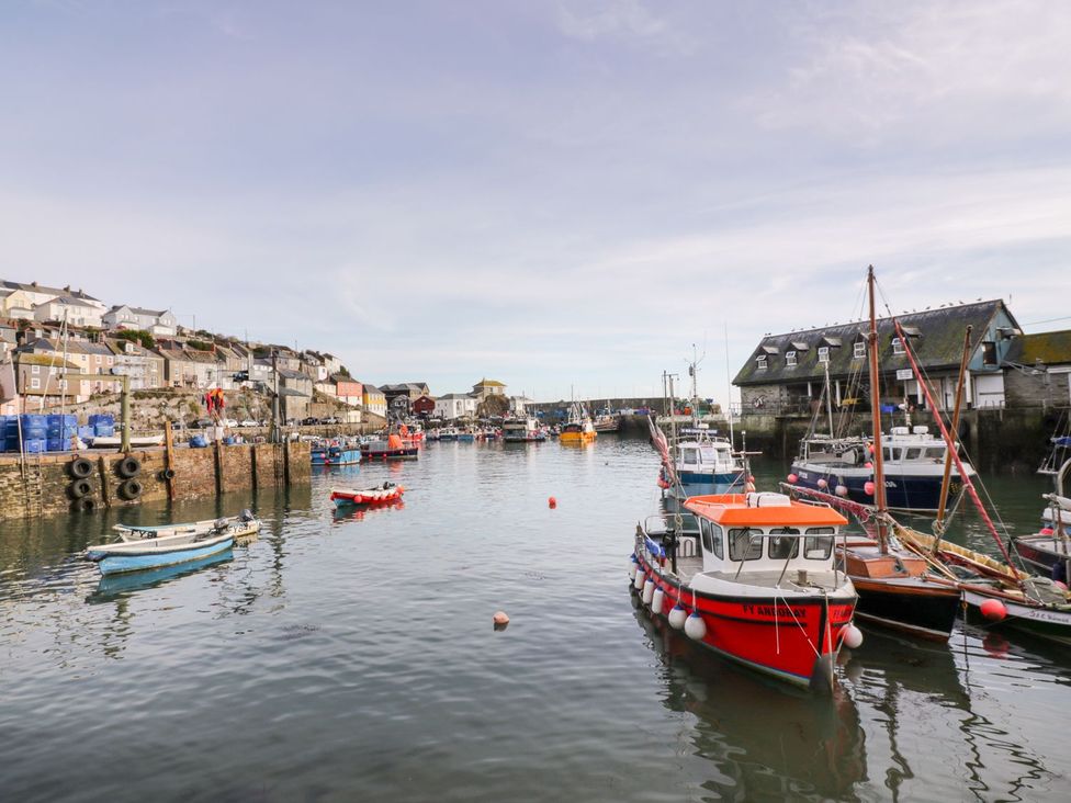 A harbor with boats in the water at Fishermans Loft in Mevagissey
