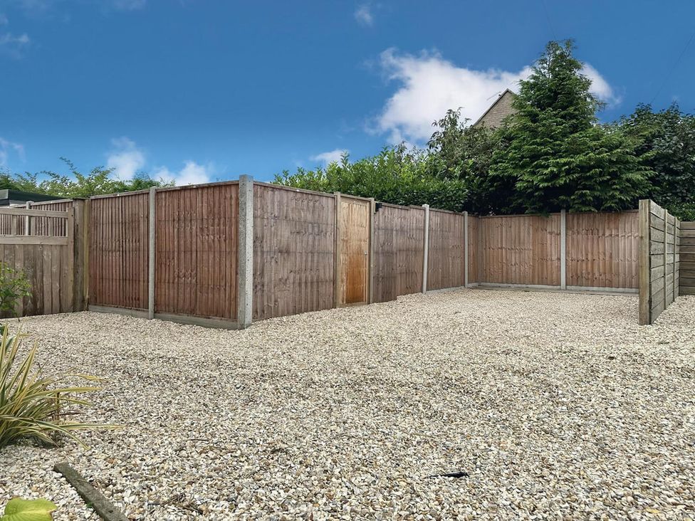 A garden area with gravel and wooden fences at a luxurious guest house in Yorkshire with parking, Hemingbrough, Yorkshire