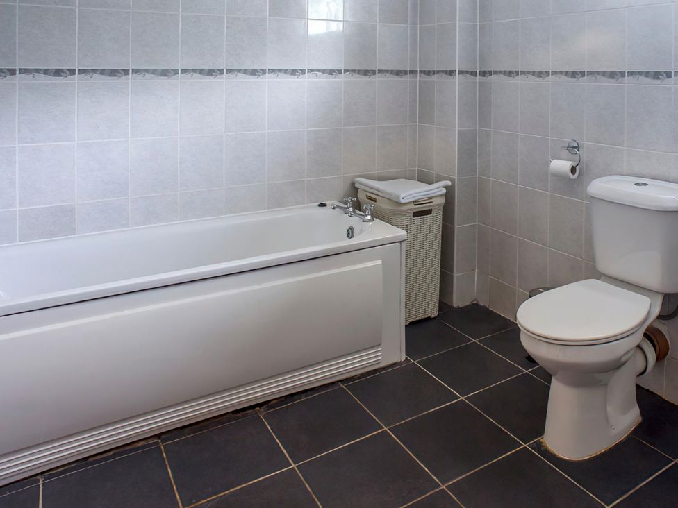 A bathroom with a tub and toilet at Accessible 4-Bed Barn, Sleeps 8 - Farm Stay near Mayfield