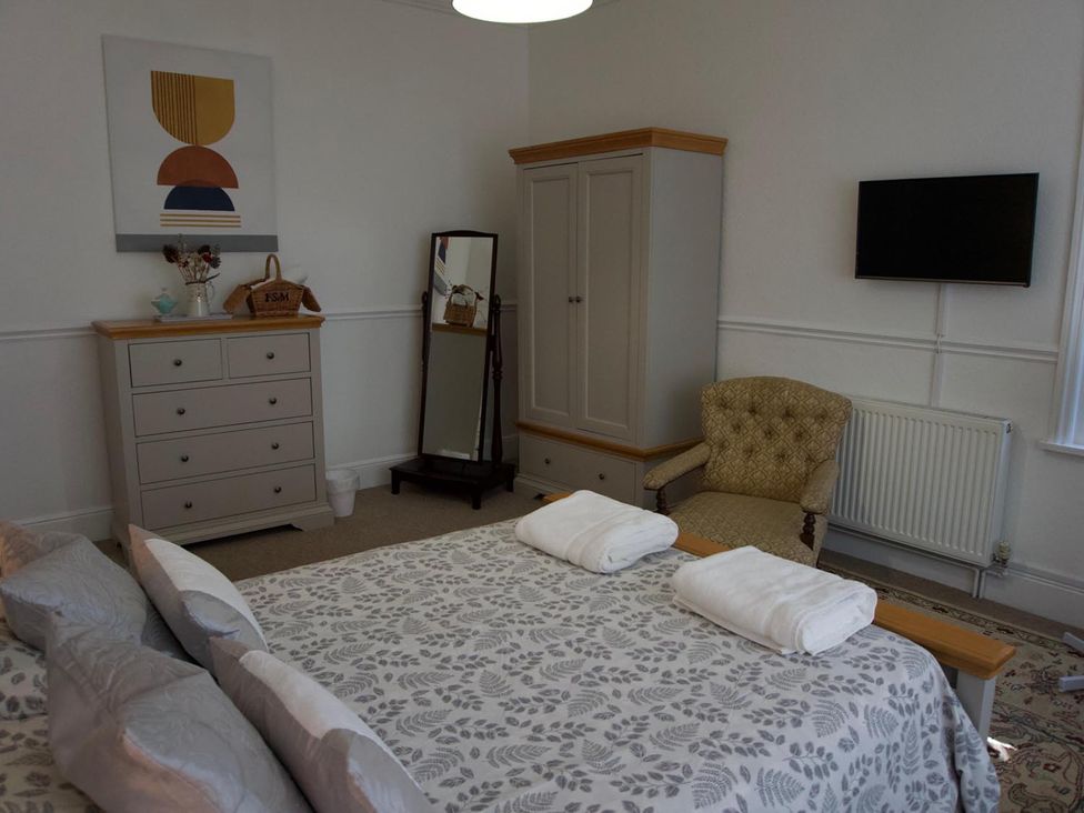 A bedroom with a bed and a wardrobe at Lovely, spacious apartment - sleeps 5 in Ryde