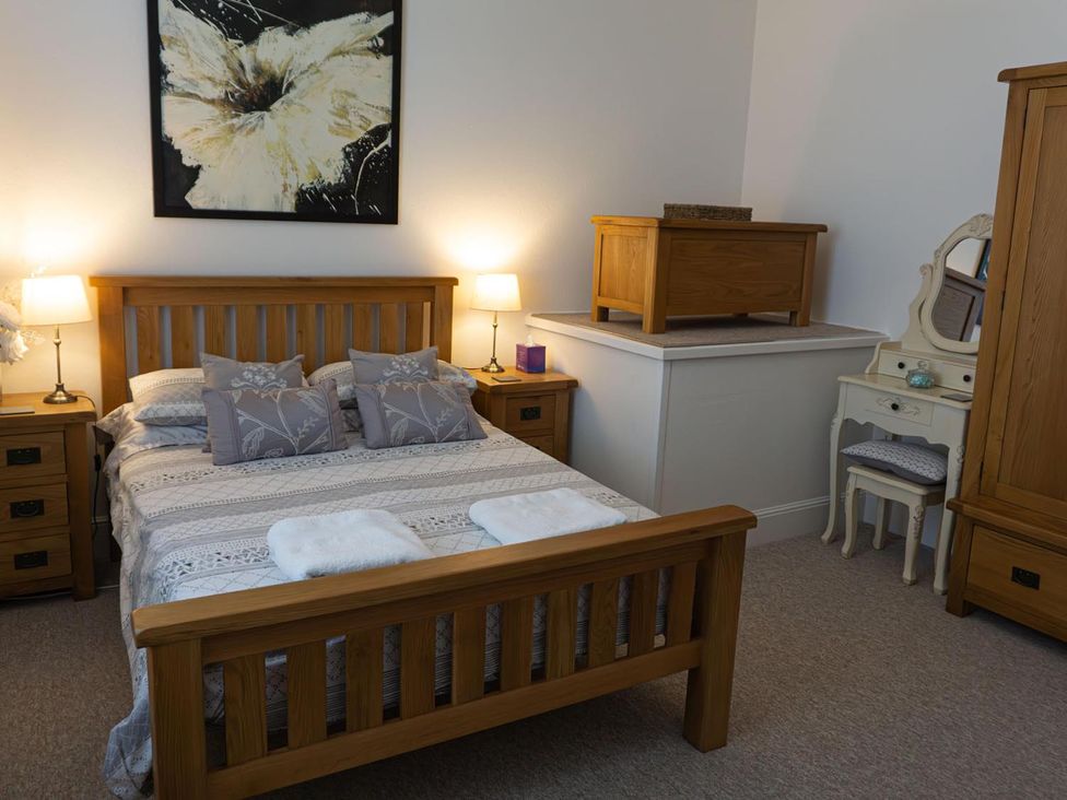 A bedroom with a bed and bedside tables at Lovely, spacious apartment - sleeps 5, Ryde