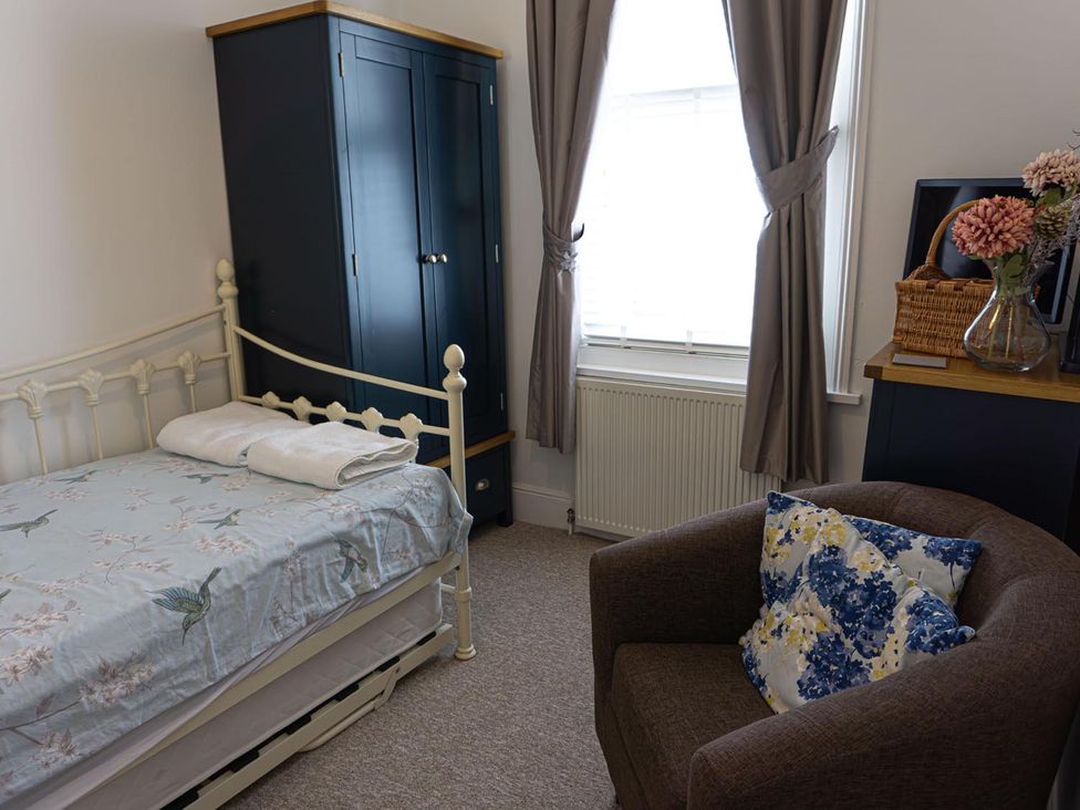 A bedroom with a bed and wardrobe at Lovely, spacious apartment - sleeps 5 in Ryde